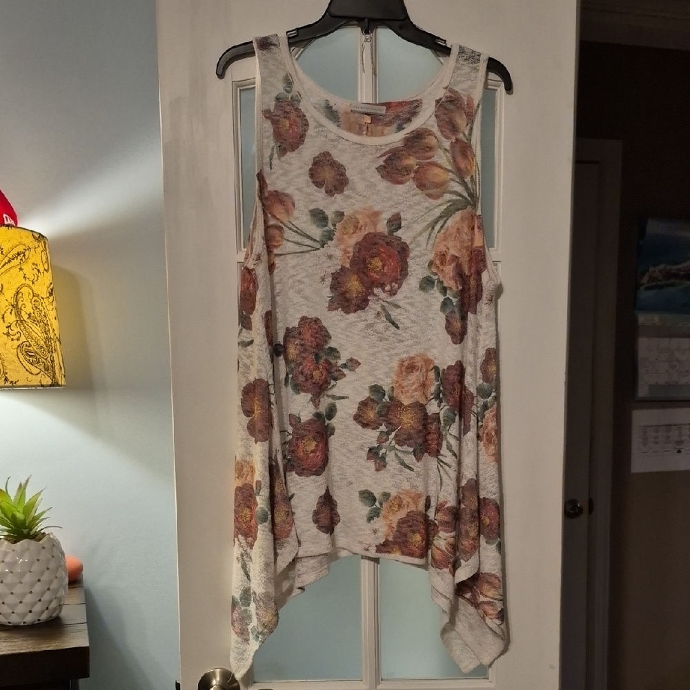 NEW YORK & COMPANY Floral Sleeveless Women's Top